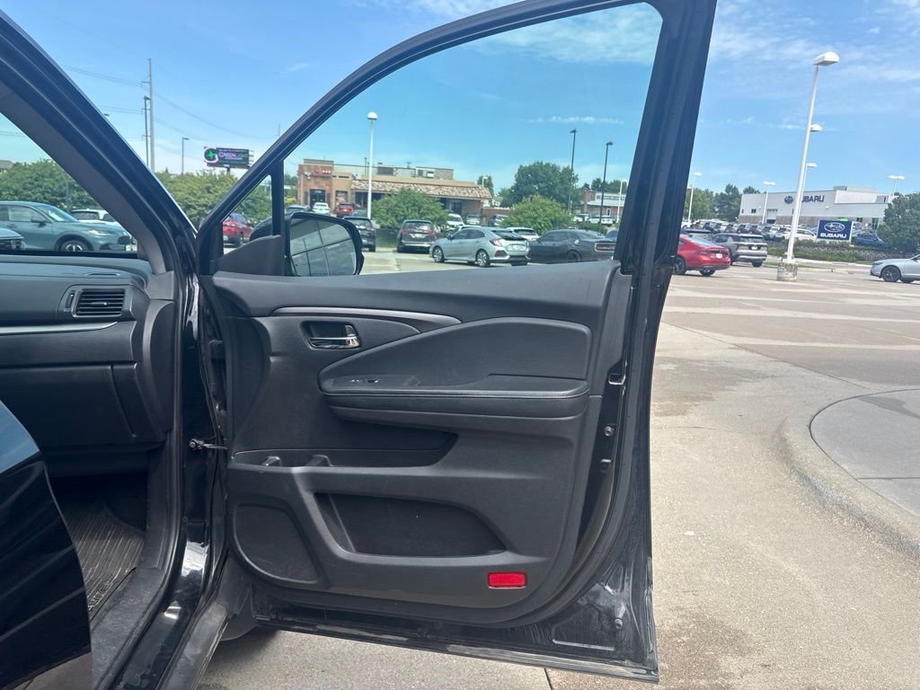 Used 2019 Black Honda RTL-T image 25