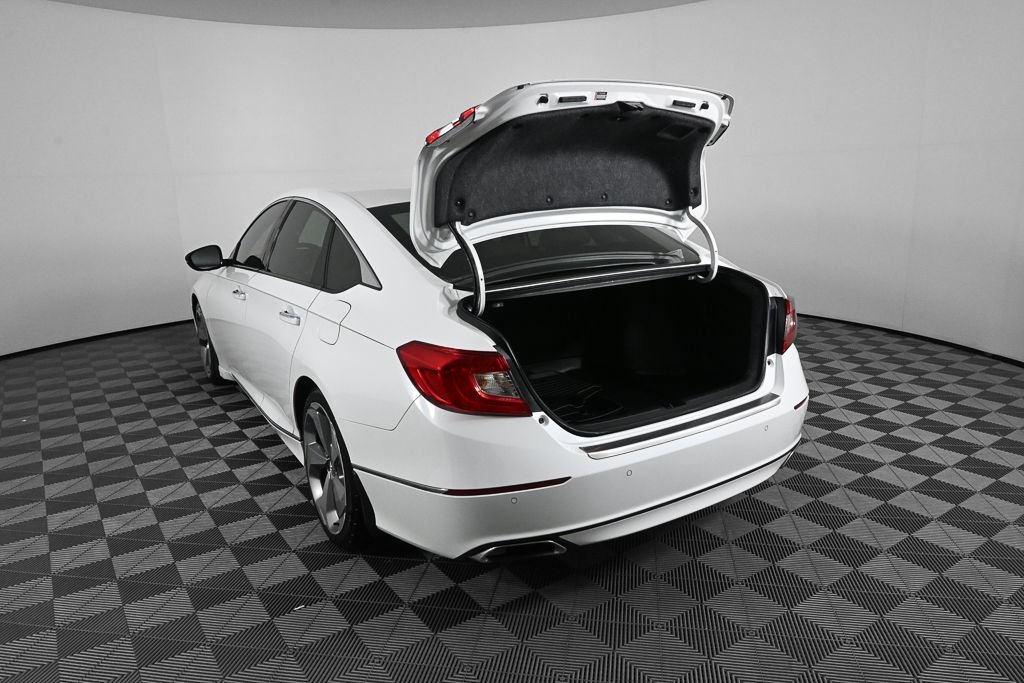 Used 2018  Honda Touring image 29