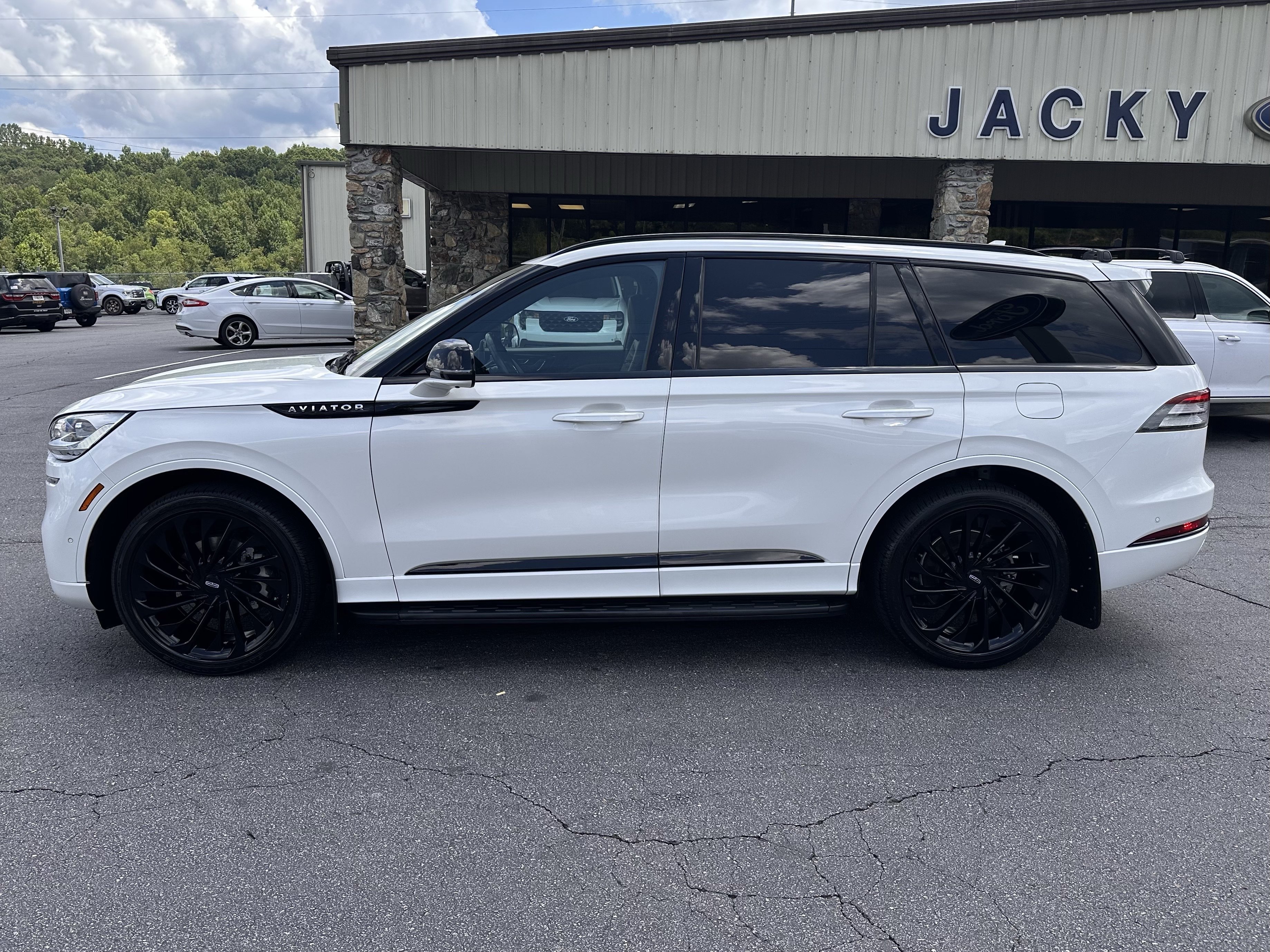 Used 2023 Pristine White Metallic Tri-Coat Lincoln Reserve image 1