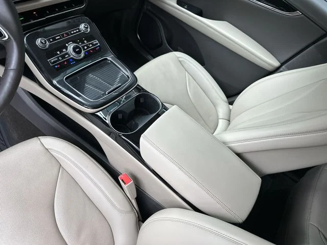 Used 2023 White Lincoln Reserve image 21