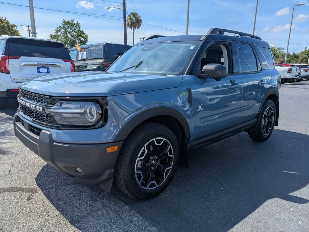 Used 2025 Azure Gray Metallic Ford Outer Banks image 8
