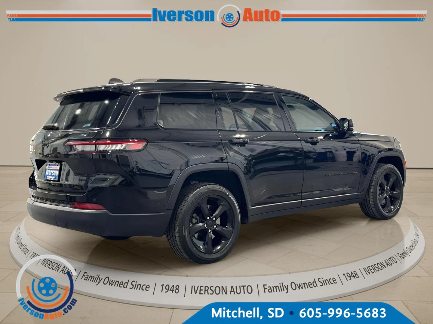 Used 2023 Diamond Black Crystal Pearlcoat Jeep Limited image 9