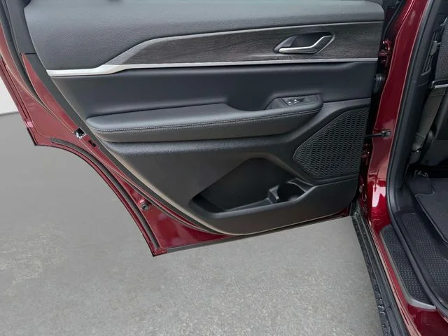 New 2026 Velvet Red Pearl-Coat Exterior Paint Jeep Altitude image 12