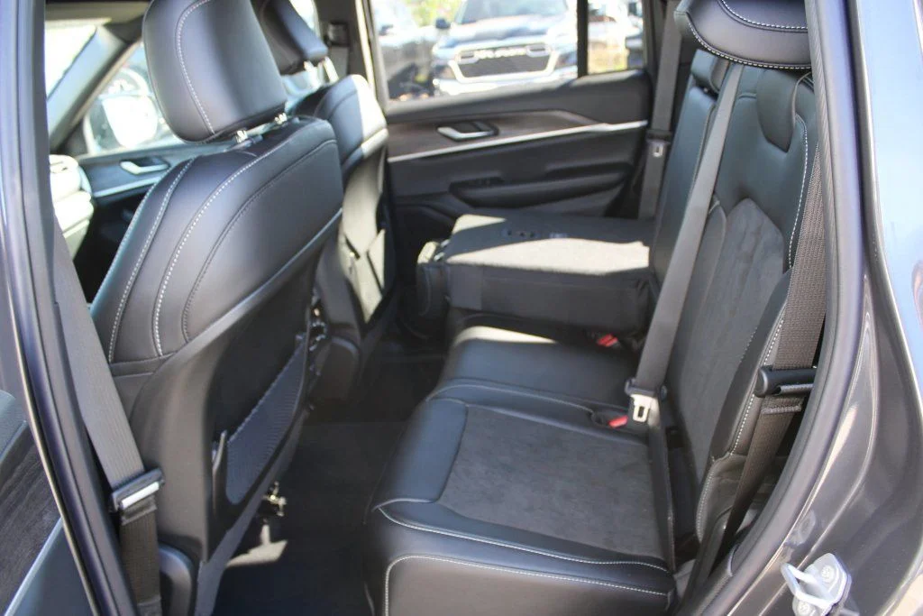 New 2026 Baltic Gray Metallic Clear-Coat Exterior Paint Jeep Laredo image 27