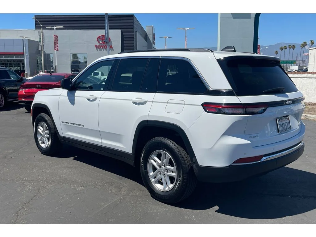 Used 2024 BRIGHT WHITE CLEARCOAT Jeep Laredo image 3