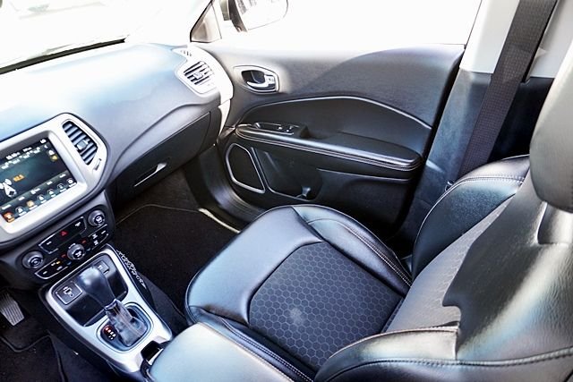 Used 2018 Green Jeep Latitude image 20