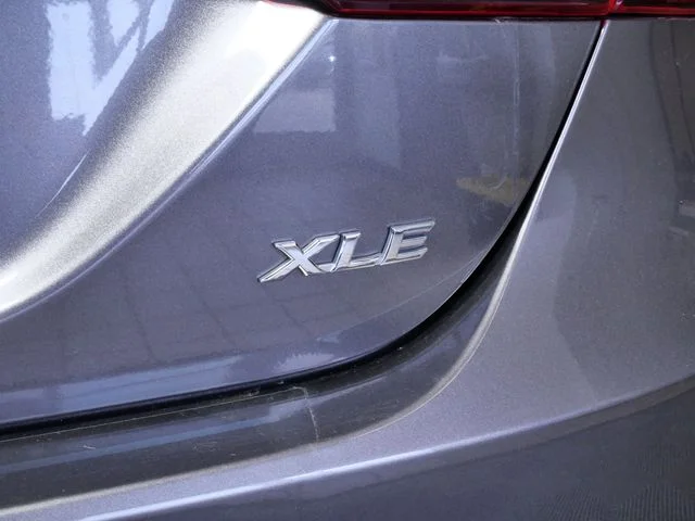 Used 2018 Gray Toyota XLE image 9