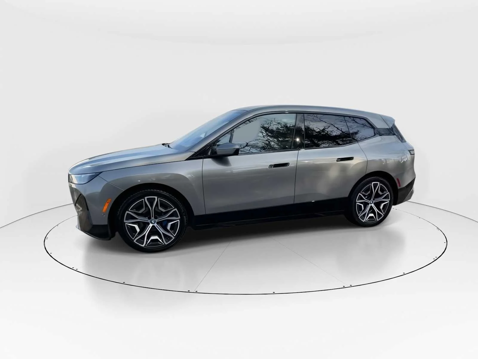 Used 2023 Oxide Grey Metallic BMW xDrive50 image 4