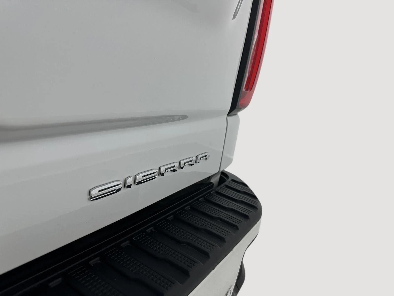 Used 2022 WHITE FROST TRICOAT GMC Denali image 31