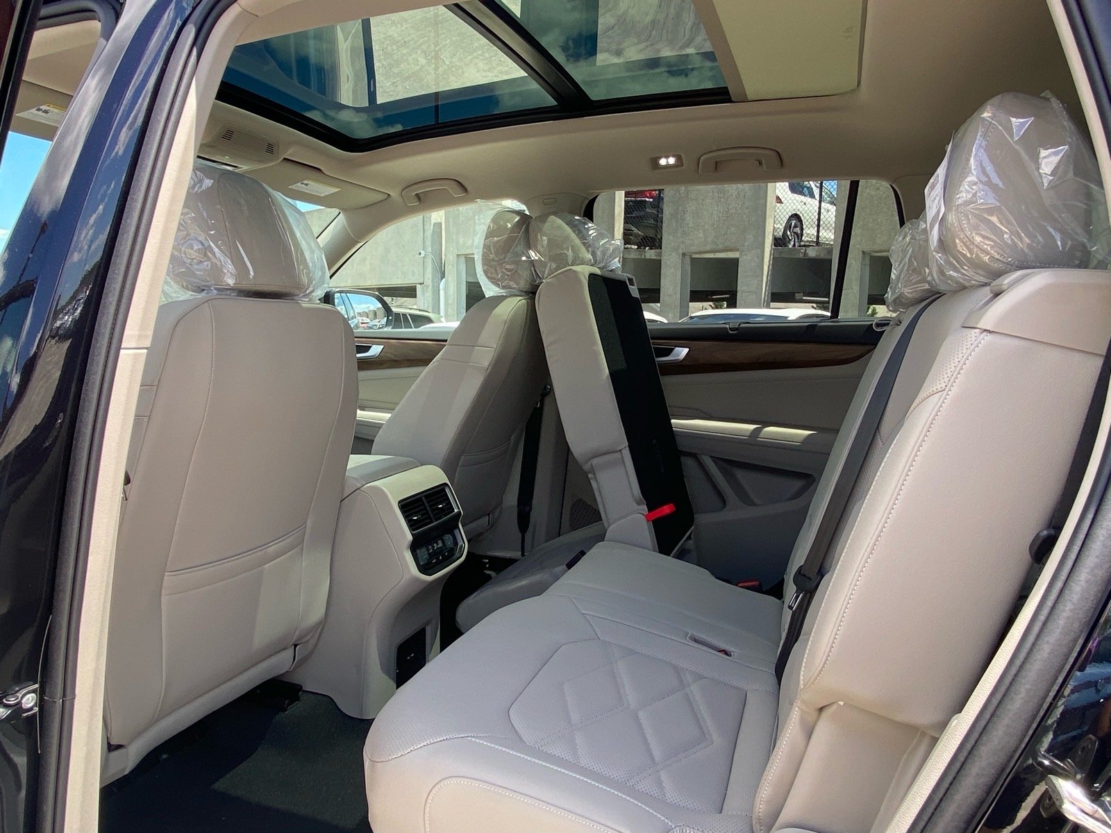 New 2026 Black Volkswagen 2.0T SE w/Technology image 11