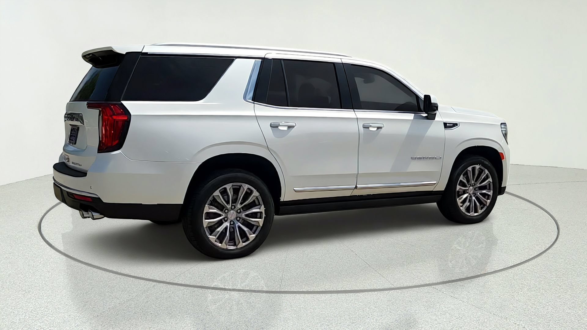 Used 2022 White Frost Tricoat GMC Denali image 8