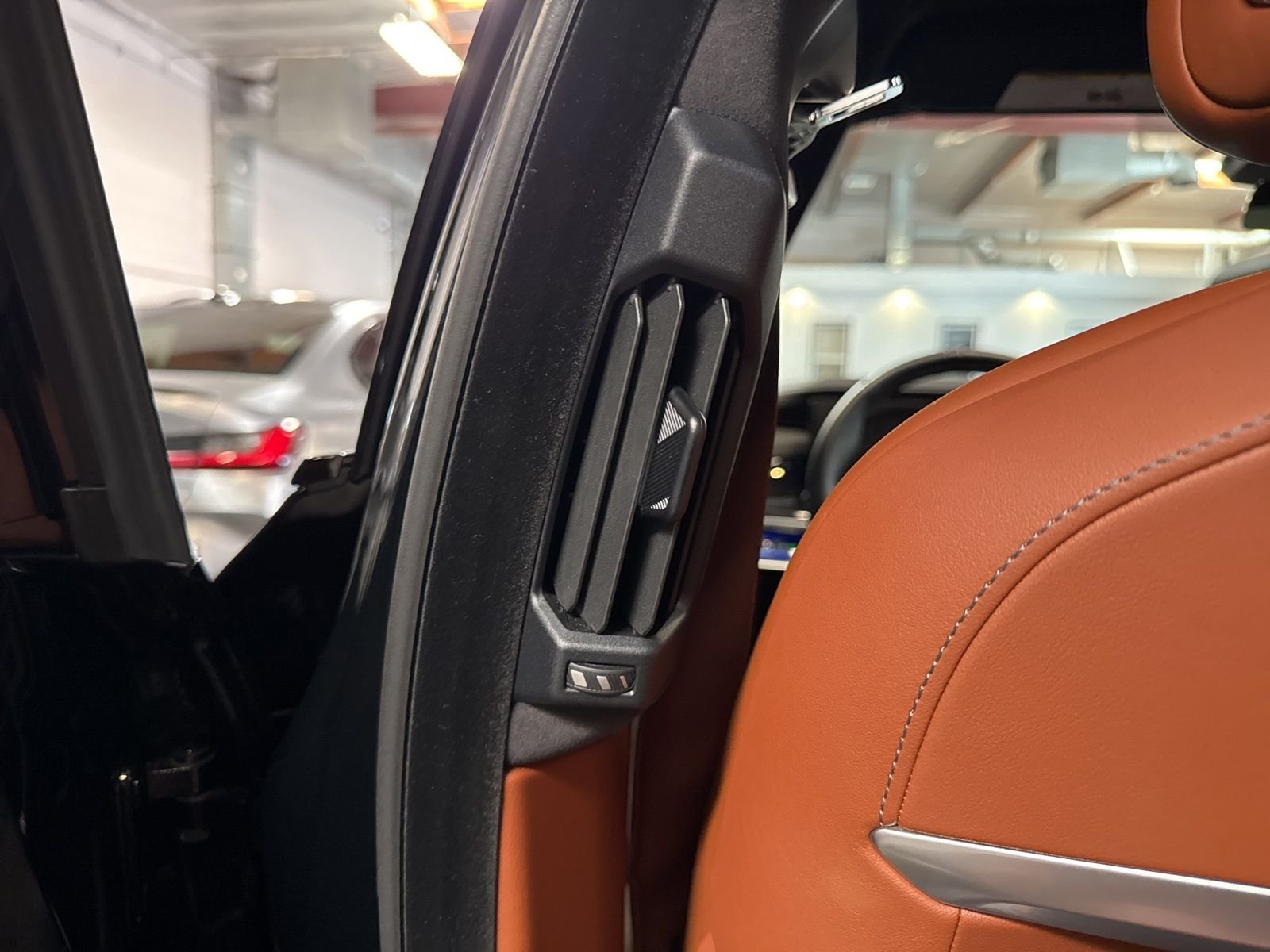 Used 2025 Black BMW xDrive60 image 18