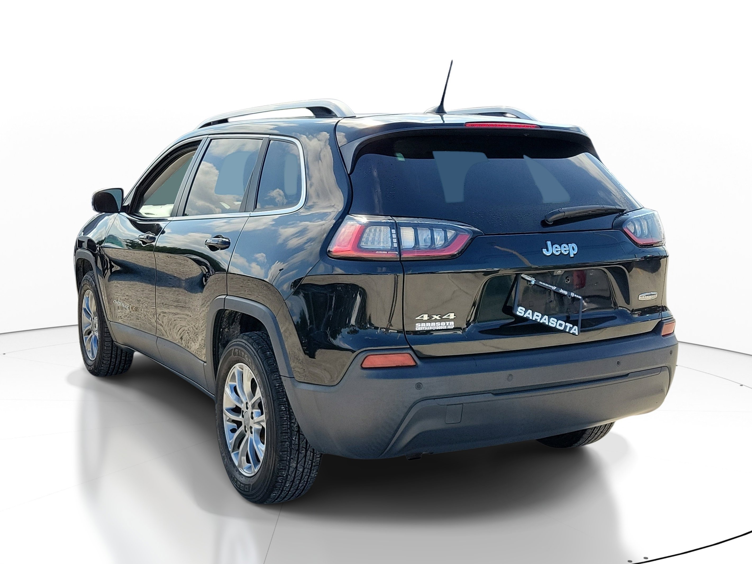 Used 2019 Diamond Black Crystal Pearlcoat Jeep Latitude Plus image 4