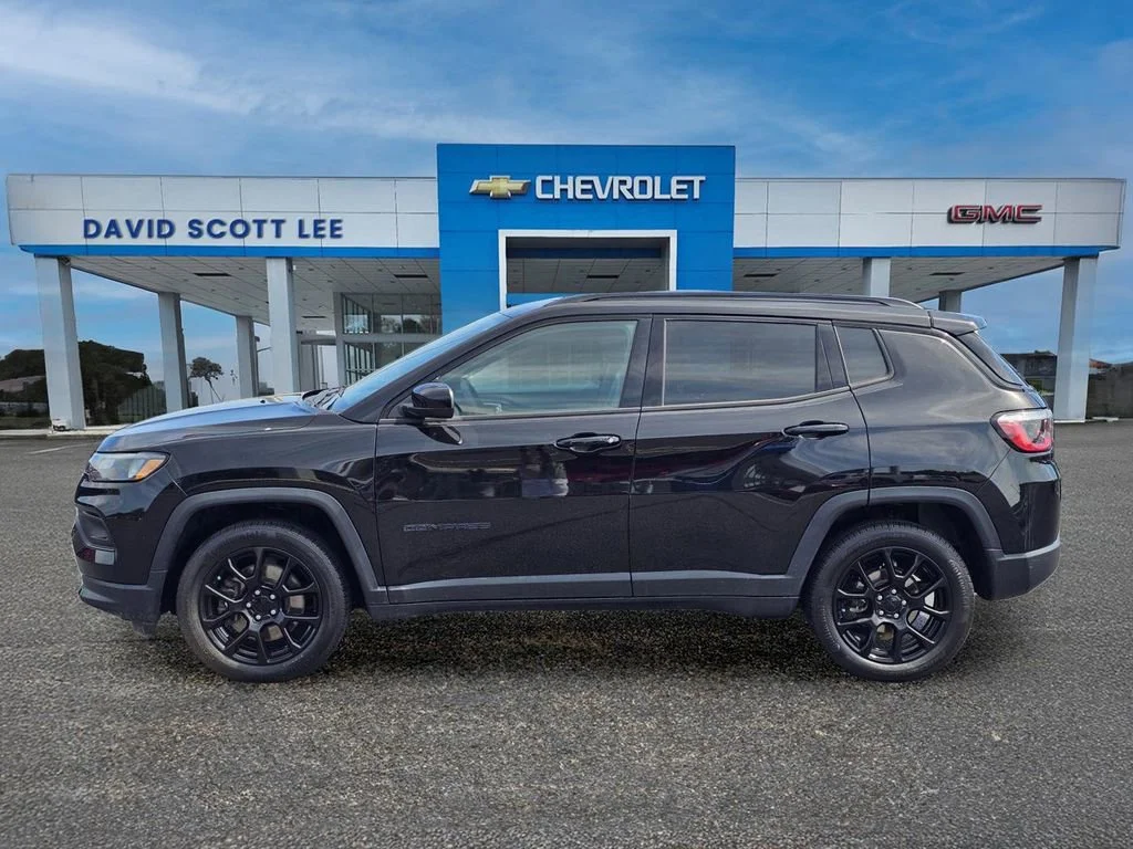 Used 2023 Diamond Black Cry Jeep Altitude image 13