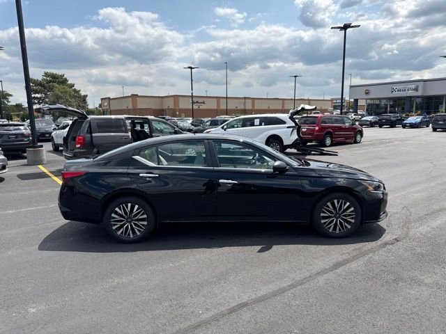 Used 2025 Black Nissan 2.5 SV image 5