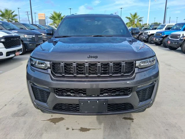 New 2026 Baltic Gray Metallic Clear-Coat Exterior Paint Jeep Limited image 2