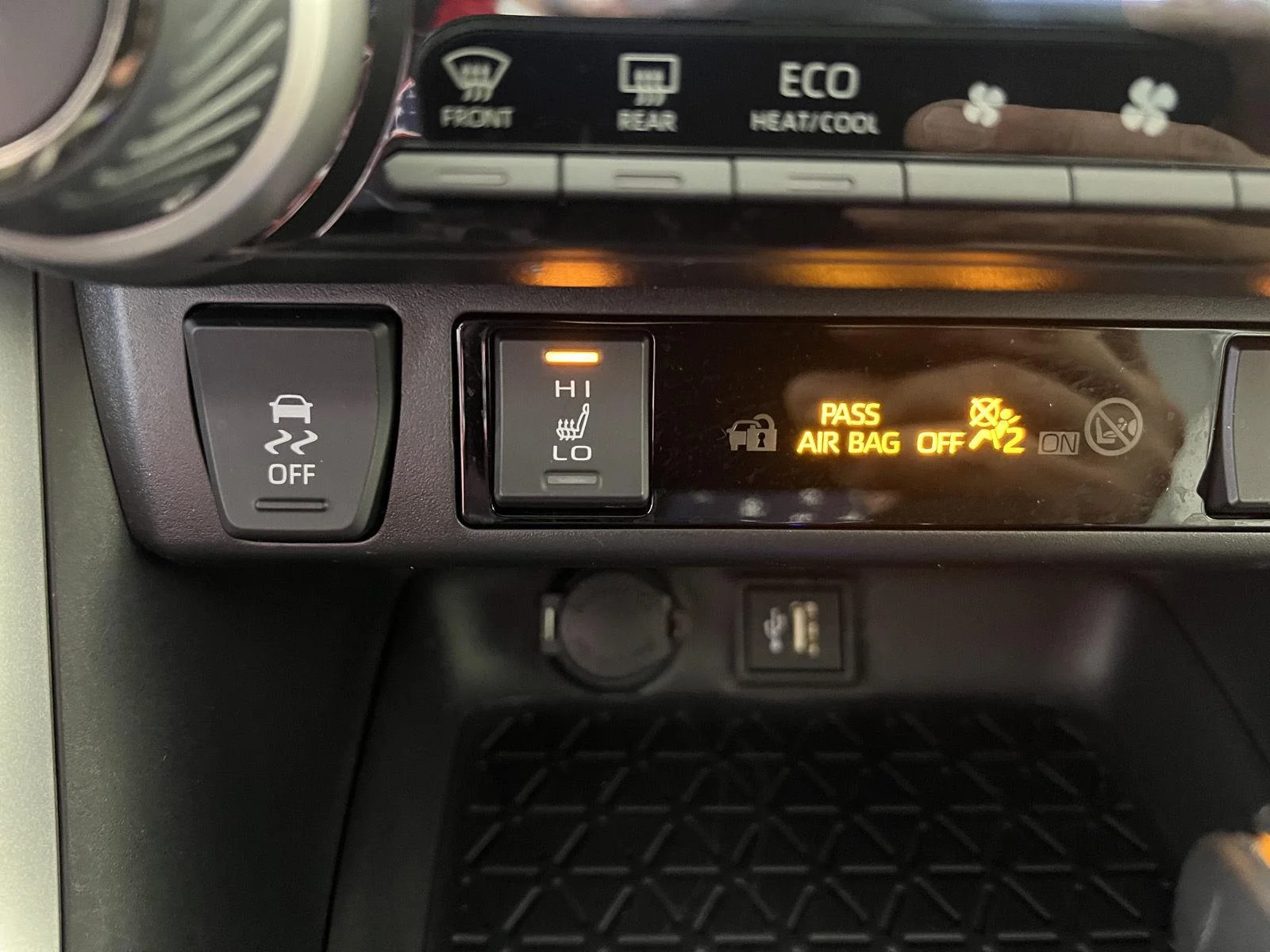 Used 2024 Silver Sky Metallic Toyota XLE Premium image 23