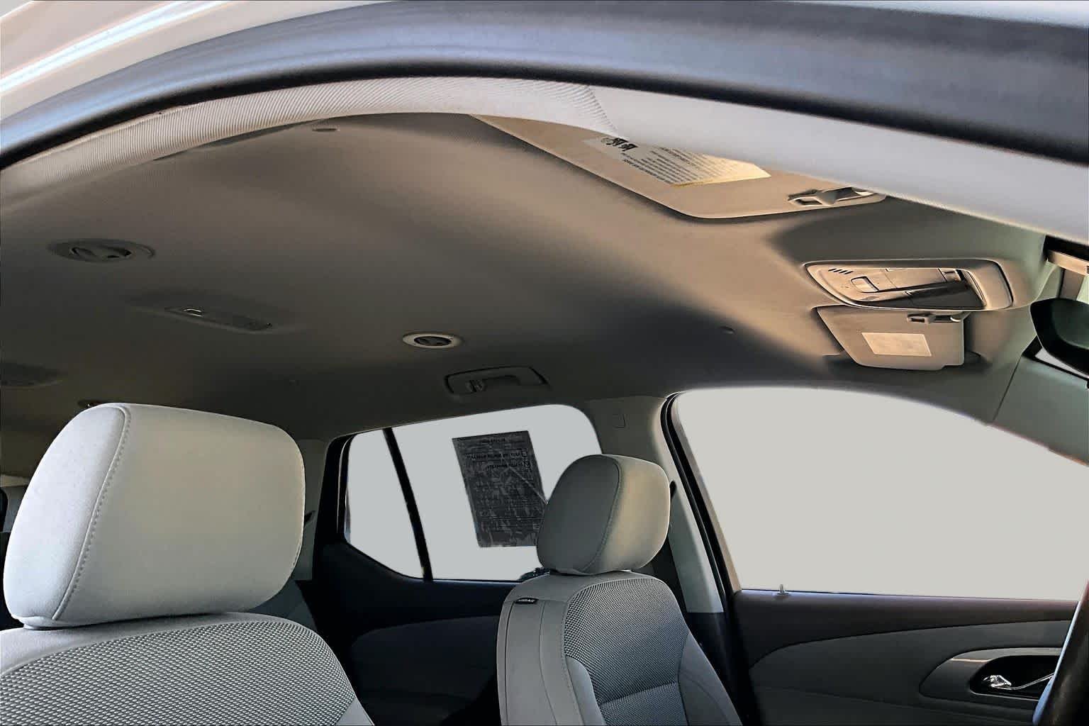 Used 2018 Iridescent Pearl Tricoat Chevrolet LT Cloth image 14