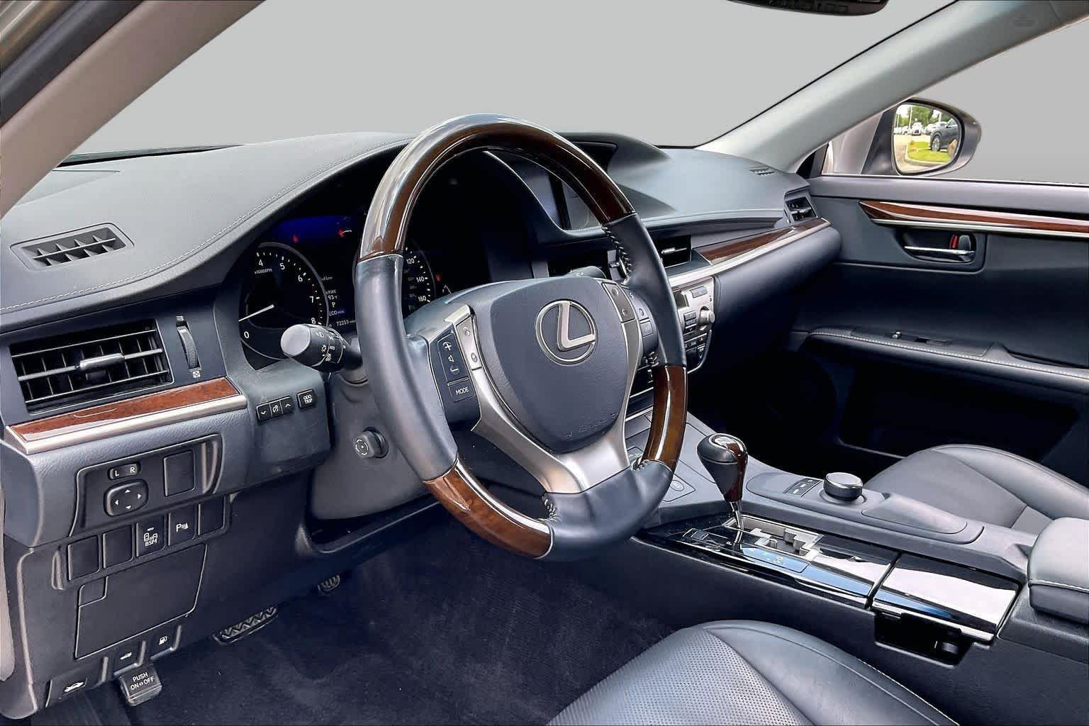 Used 2015 Atomic Silver Lexus  image 15