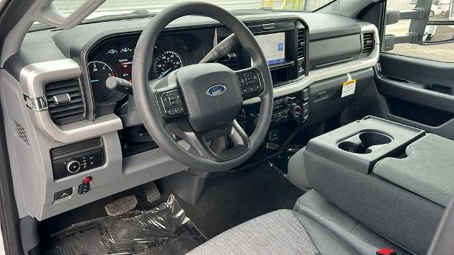 2025 Ford F-350 Super Duty Chassis Cab XLT - Photo 27