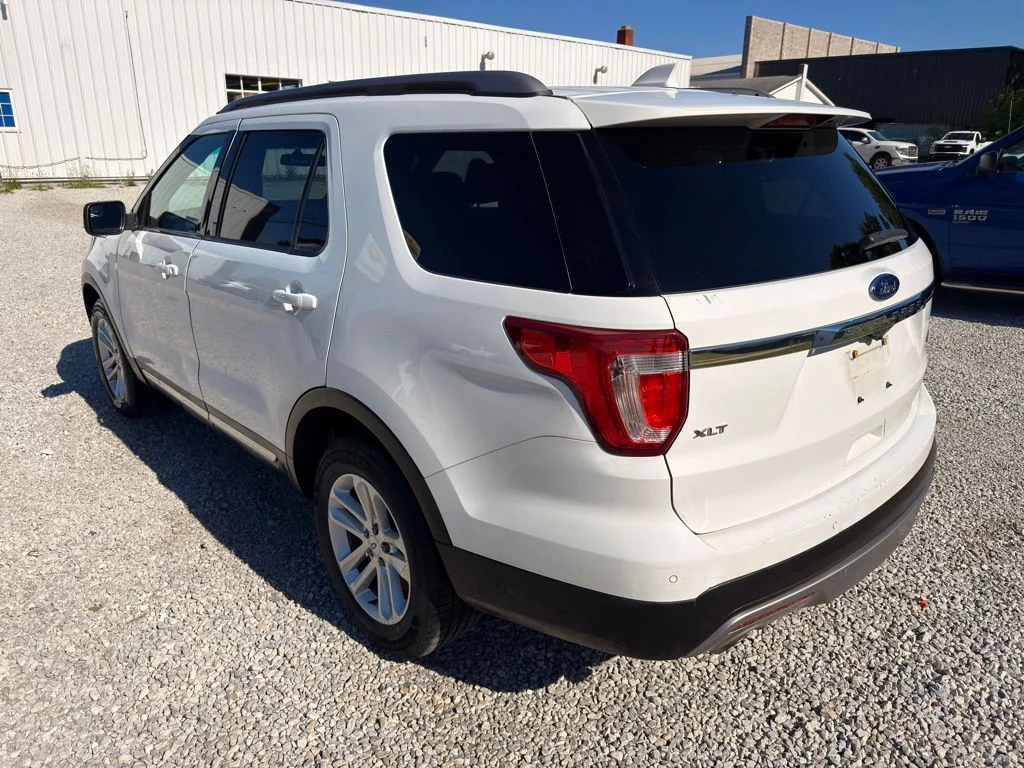 Used 2017 White Ford XLT image 9