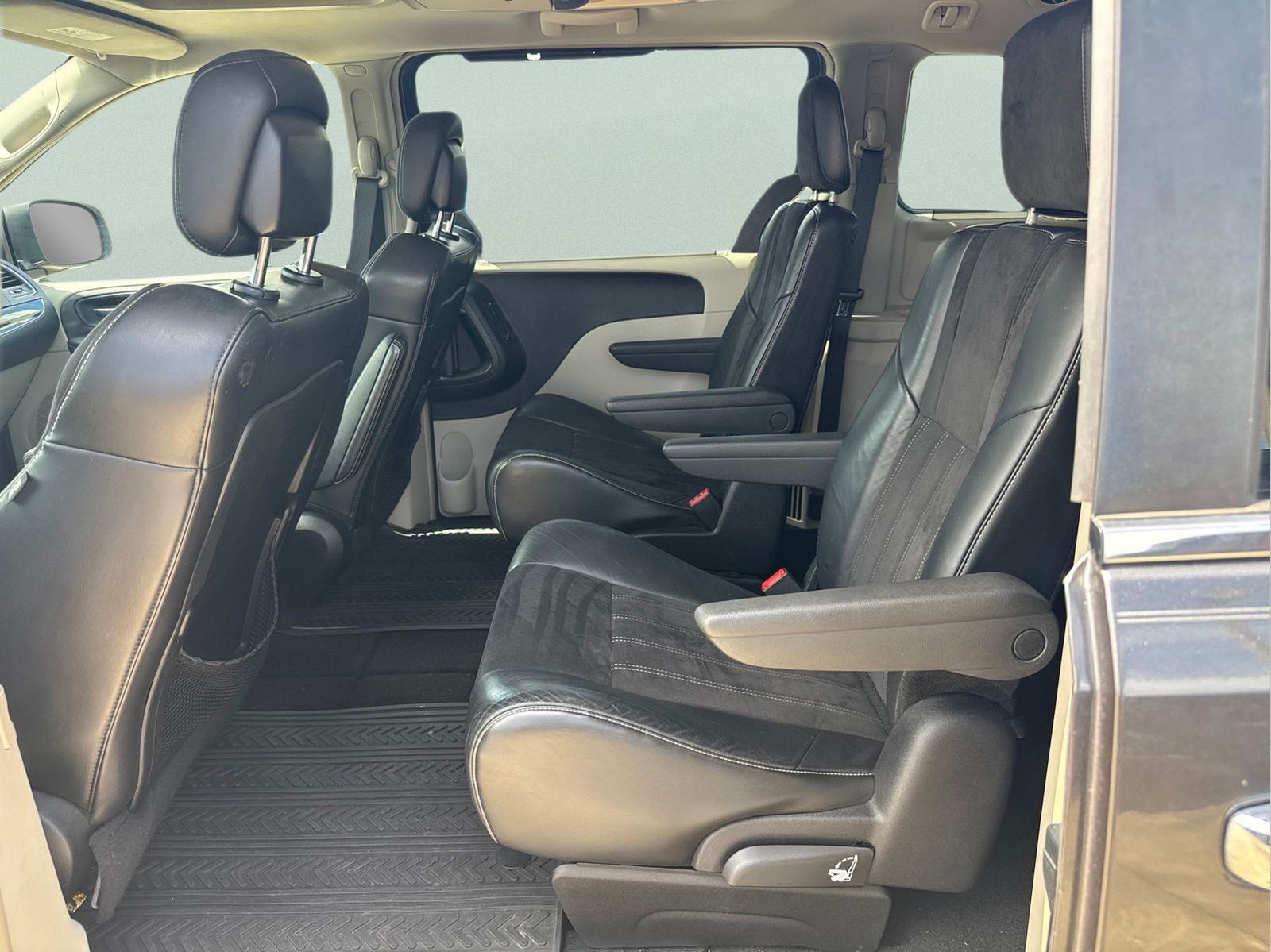 Used 2016 Gray Chrysler Limited image 37