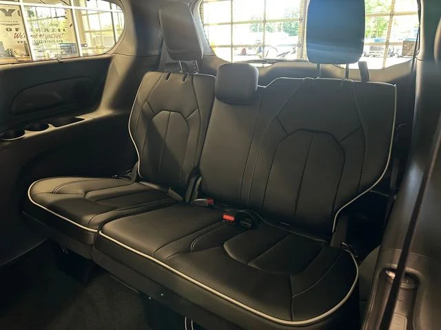New 2027 Diamond Black Crystal Pearl-Coat Exterior Paint Chrysler Limited image 18
