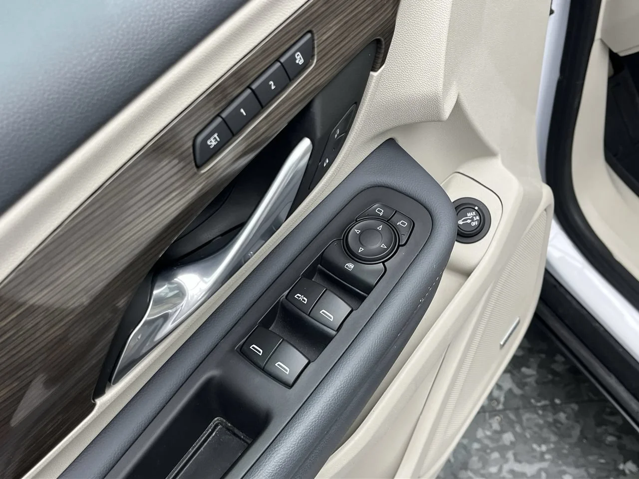 Used 2024 White Frost Tricoat GMC Denali image 10