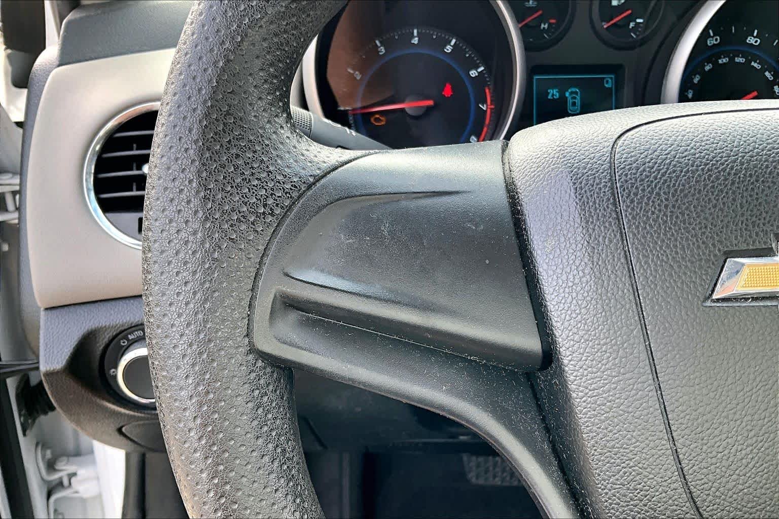 Used 2014 Summit White Chevrolet LS image 21