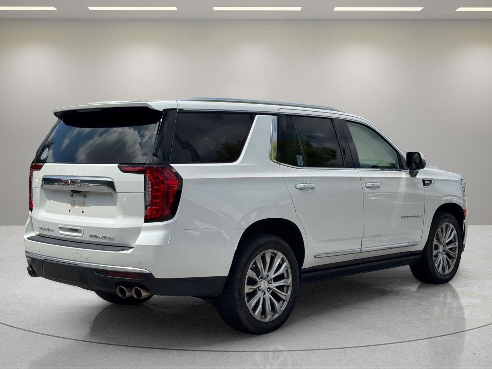 Used 2022 White Frost Tricoat GMC Denali image 5