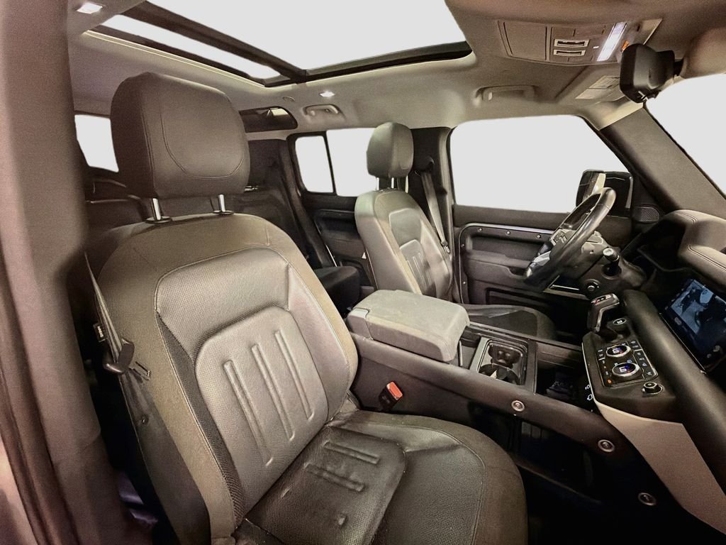 Used 2021  Land Rover SE image 29