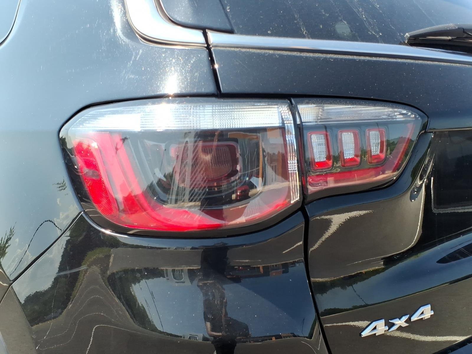 Used 2024 Diamond Black Crystal Pearlcoat Jeep Latitude image 17