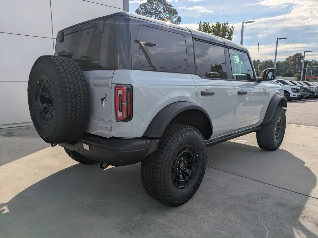 New 2026 Avalanche Gray Ford Badlands image 4