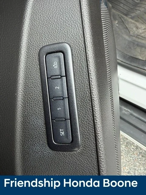 Used 2019 White GMC SLT image 17