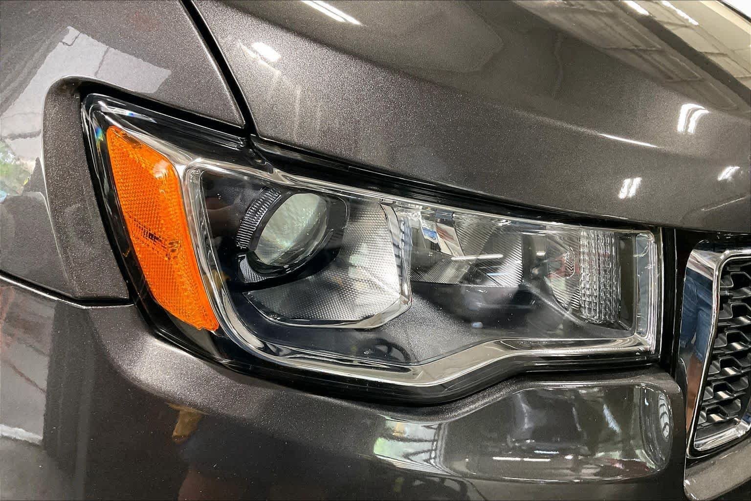 Used 2021 Granite Crystal Metallic Clearcoat Jeep Laredo E image 27
