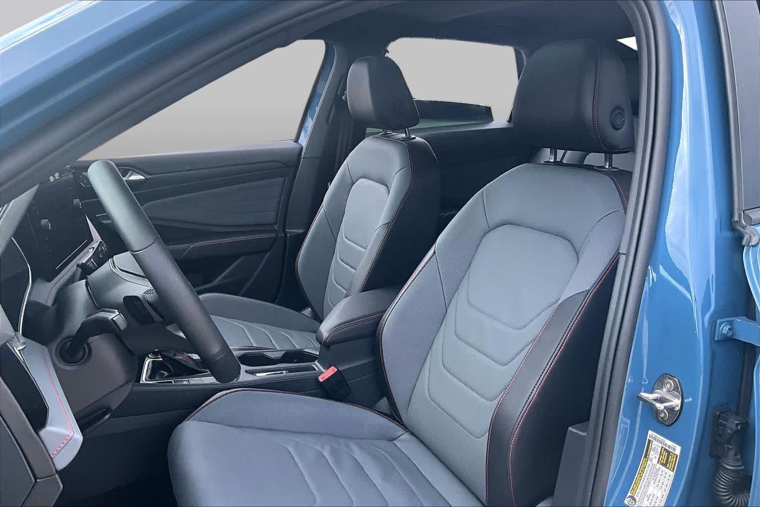 Used 2026 Monterey Blue Pearl w/Deep Black Roof Volkswagen Autobahn image 7