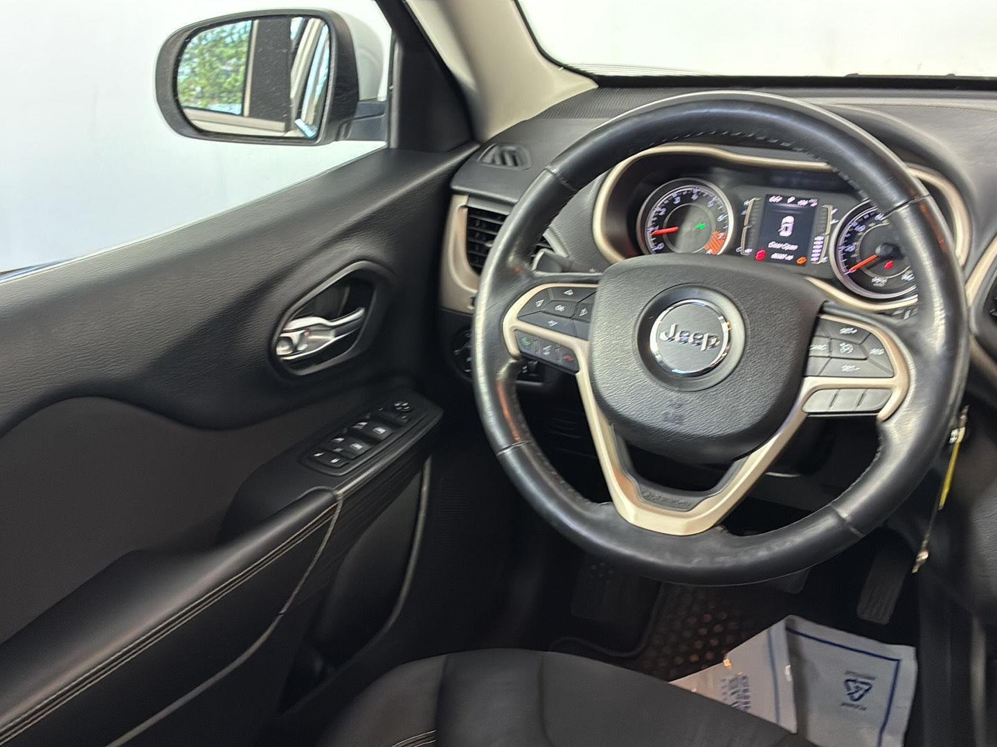 Used 2015 Bright White Clearcoat Jeep Latitude image 15