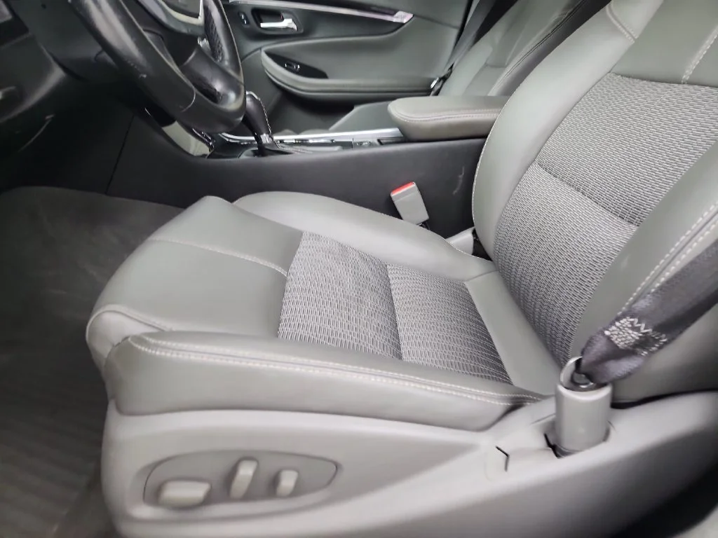 Used 2018 Blue Chevrolet LT image 5