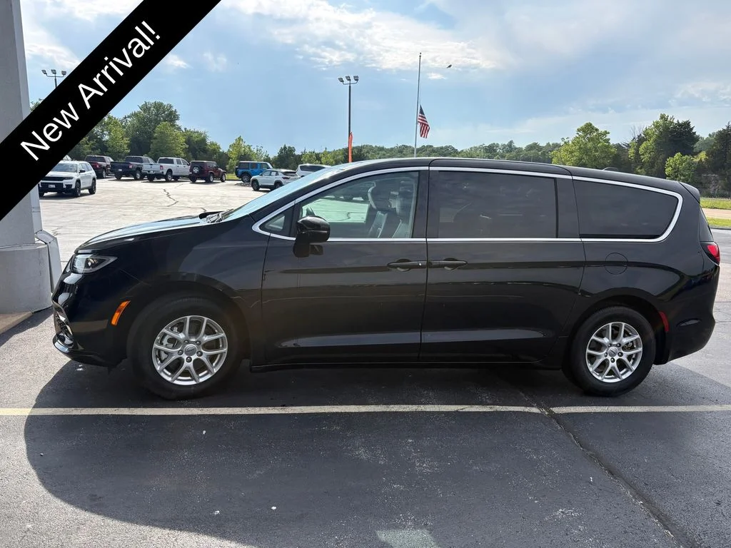 2024 Chrysler Pacifica Touring L's photo