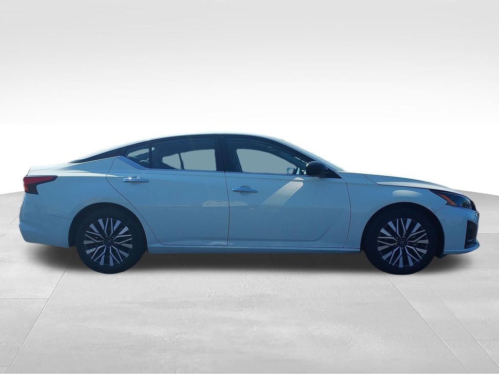 Used 2025 White Nissan 2.5 SV image 6