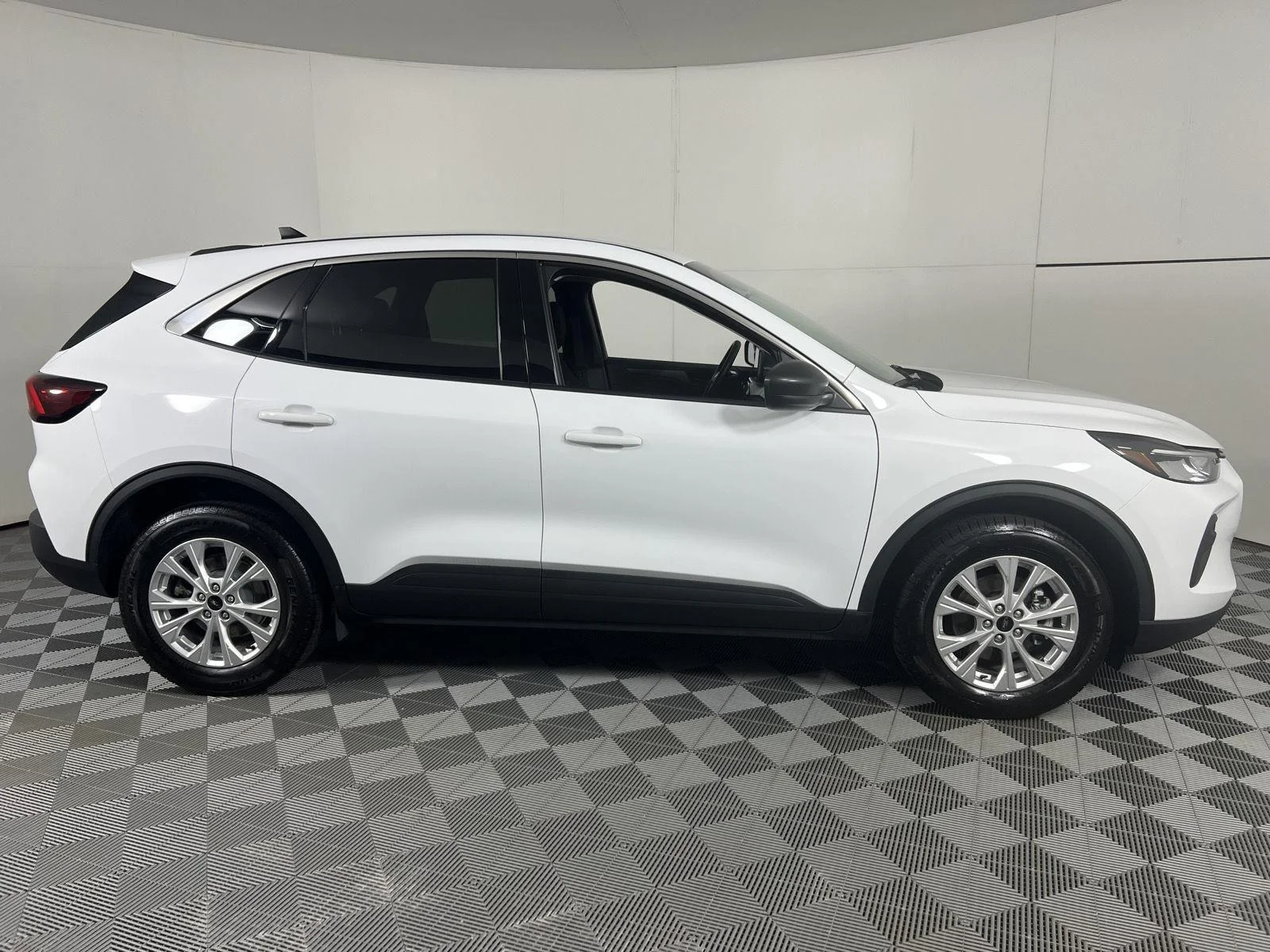 Used 2023 Oxford White Ford Active image 12