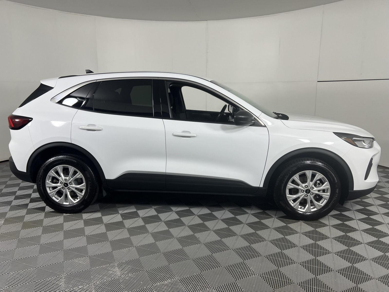 Used 2023 Oxford White Ford Active image 12