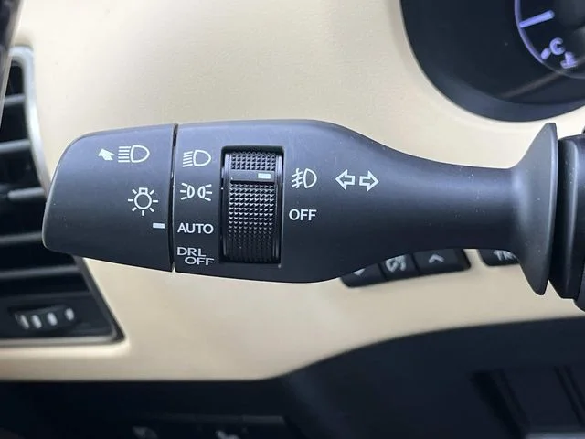 Used 2019 White Lexus 300h image 41
