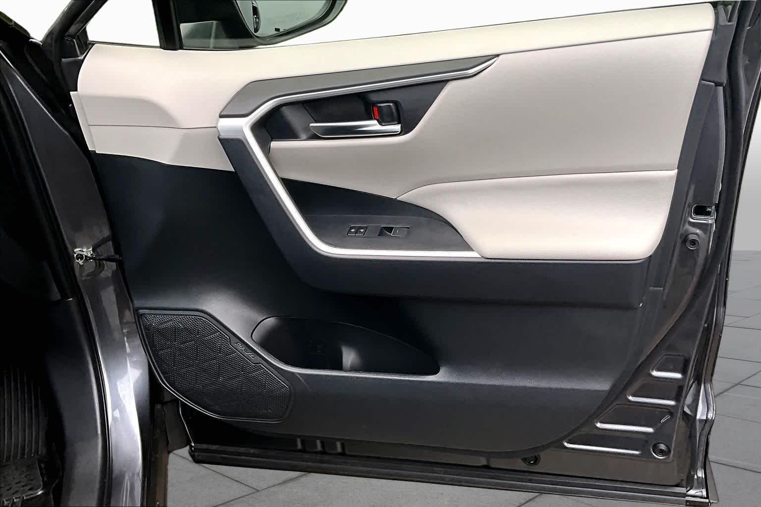 2025 Toyota RAV4 XLE - Photo 22