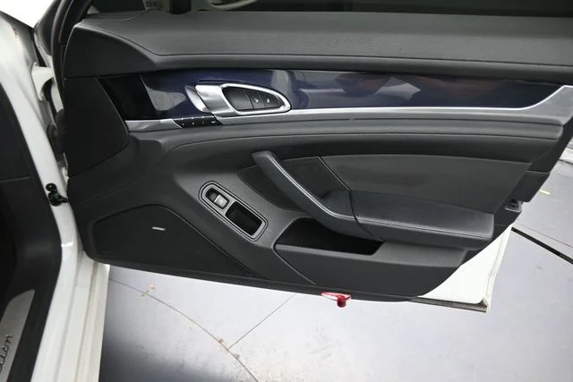 Used 2016  Porsche 4 image 13