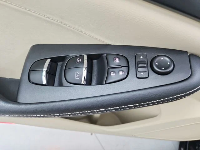Used 2022 Black Nissan Platinum image 33