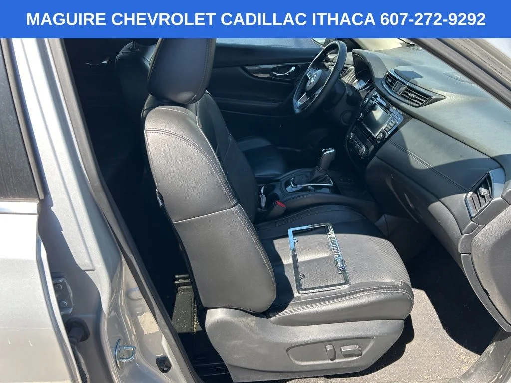 Used 2019 Silver Nissan SL image 9