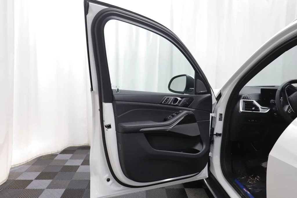 New 2026 White BMW xDrive40i image 5