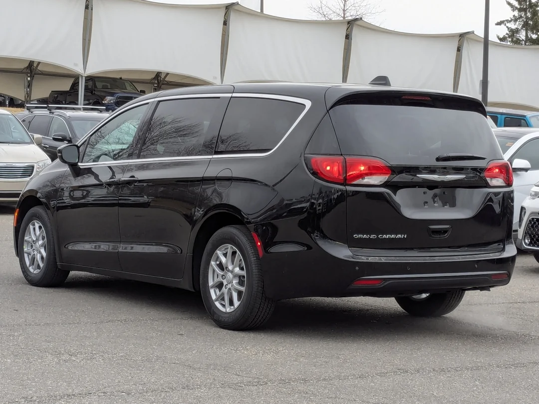 New 2026 Black Chrysler SXT - - FWD - Power Liftgate - Power Sliding Doors - Leather & More! image 6