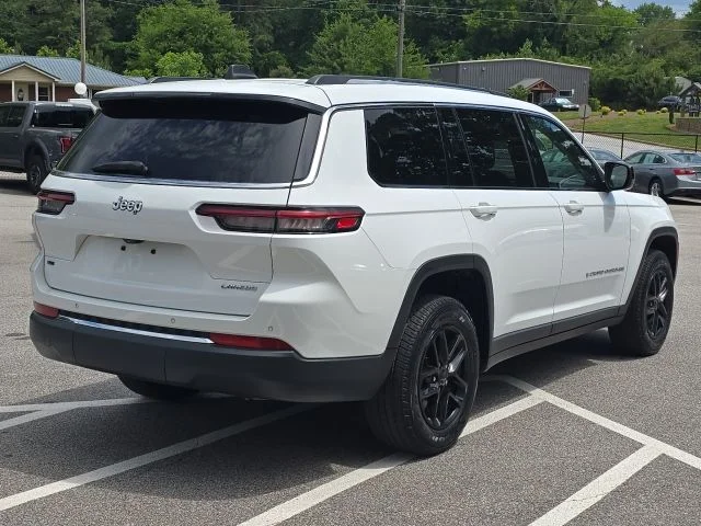 Used 2022 White Jeep Laredo image 5
